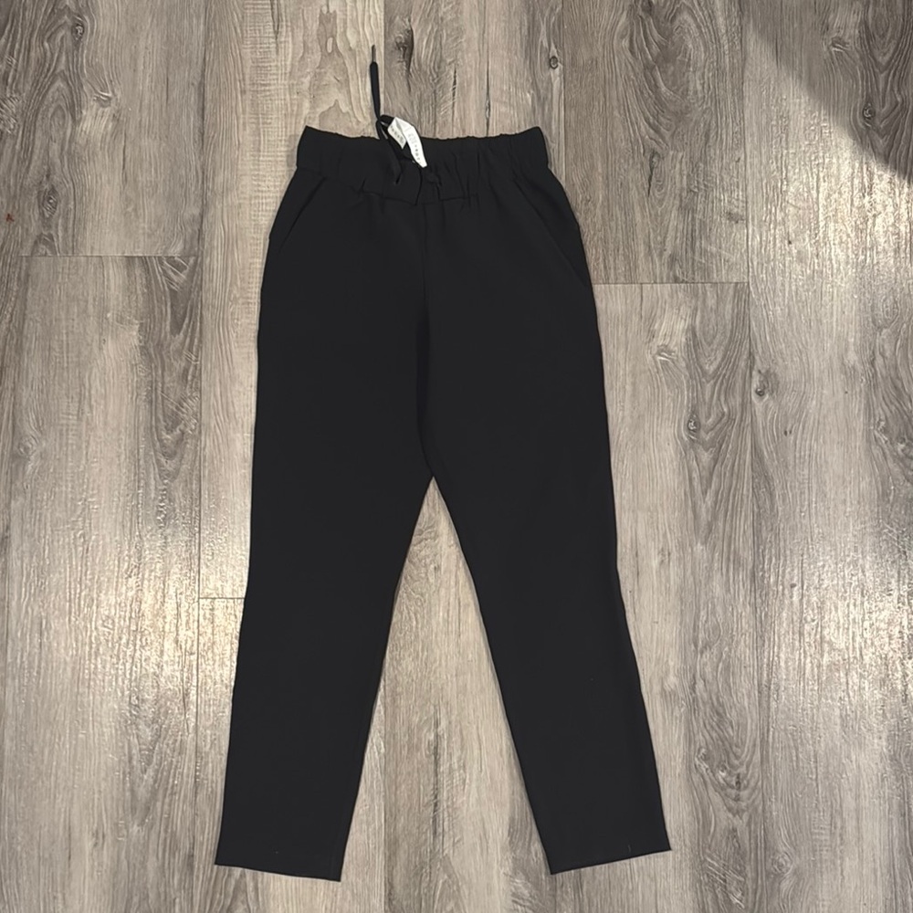 Lululemon Athletica Woven( no stretch) Black Drawstring Crop Jogger Size 2
